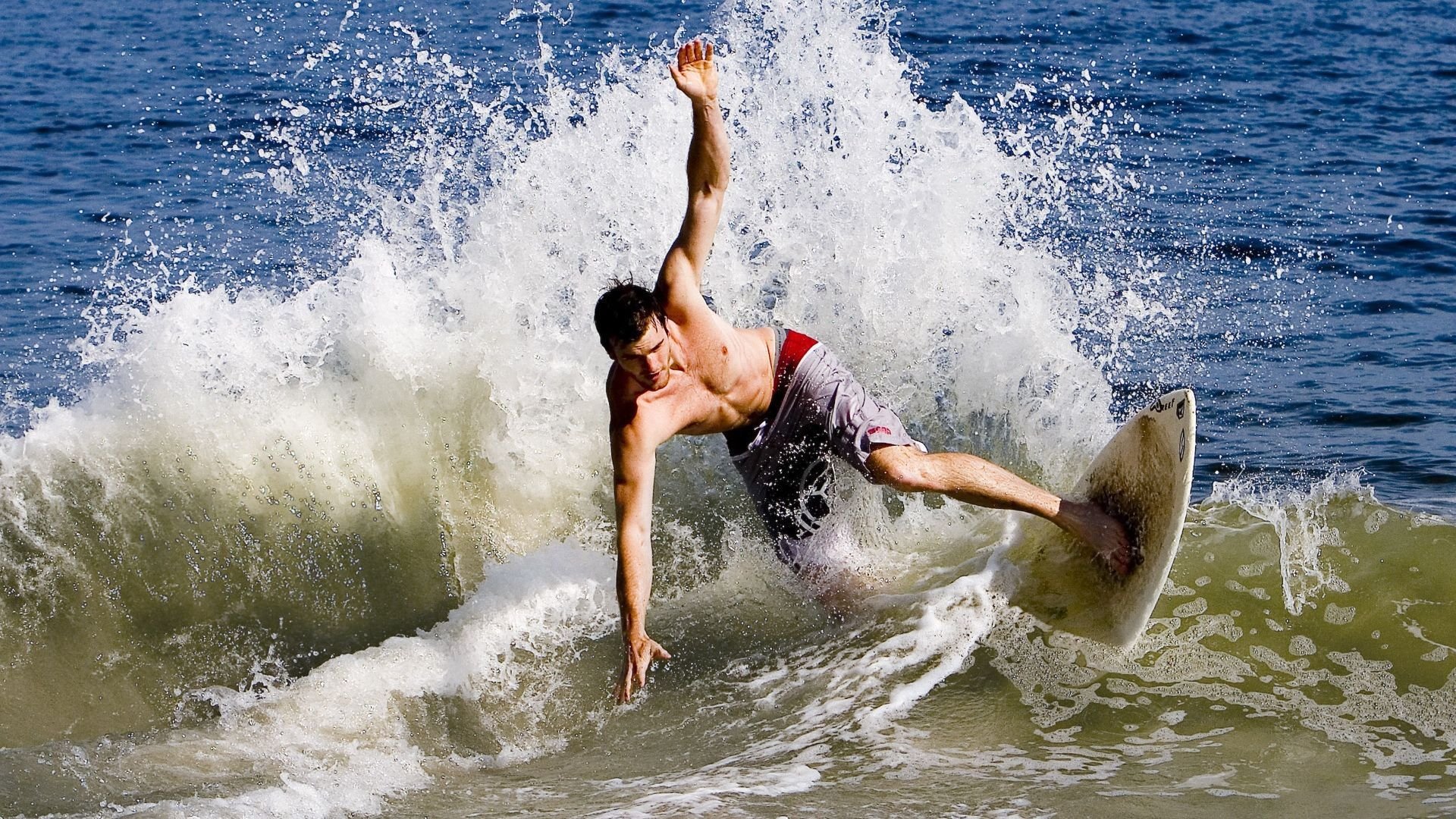 夜之舞者，布伦森在F1街道赛的绝对统治